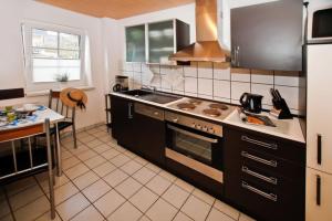 Küche/Küchenzeile in der Unterkunft Ferienhäuser - Doberaner Straße