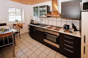 A cozinha ou kitchenette de Ferienhäuser - Doberaner Straße