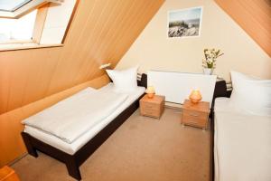 Ein Bett oder Betten in einem Zimmer der Unterkunft Ferienhäuser - Doberaner Straße