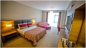 Llit o llits en una habitació de Grand Asya Hotel