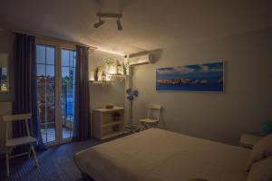 una camera da letto con un letto e una finestra con vista di Luxury Country House in Kalamata / SP a Kalamáta Altre 50 foto