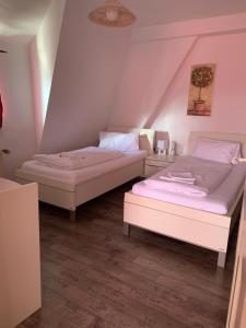 two beds in a room with a attic at Linde Restaurant & Hotel in Trossingen