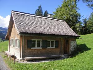 シュルンスにあるMaisäß Lifinarblickの草原の小さなレンガ造りの家