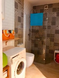 Barão de São MiguelにあるCASA BIKASのバスルーム(トイレ、洗濯機付)