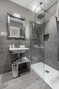 Ένα μπάνιο στο Bell Tower Apartments with View