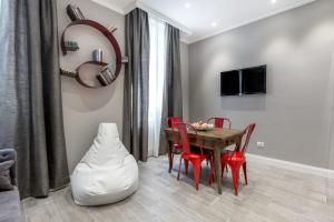 Μια τηλεόραση ή/και κέντρο ψυχαγωγίας στο Bell Tower Apartments with View