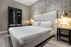 Ένα ή περισσότερα κρεβάτια σε δωμάτιο στο Bell Tower Apartments with View