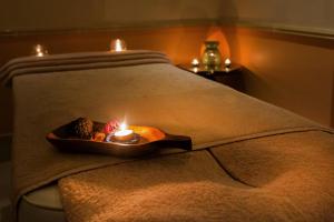 Una cama o camas en una habitación de Warwick Doha
