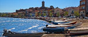 a group of boats sitting on the shore of a beach at CASA VACANZE DA SIRA in Marta