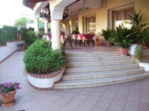 un patio con escaleras, mesas y sillas en B&B Belvedere, en Zungri