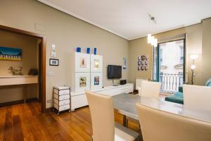 Televízia a/alebo spoločenská miestnosť v ubytovaní Apartamentos San Marcial 28