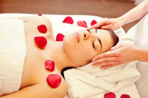 una mujer recibiendo un masaje con corazones en su espalda en Hotel Sport en Ivanić-Grad