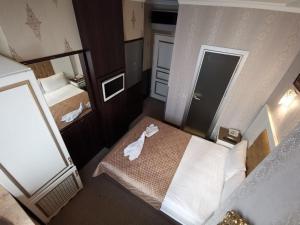 een hotelkamer met een bed met handdoeken erop bij Taksim Cuento Hotel in Istanbul