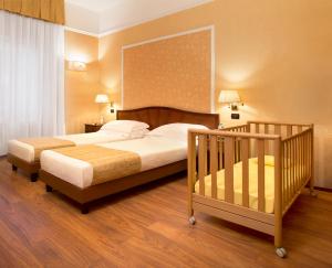 Ένα ή περισσότερα κρεβάτια σε δωμάτιο στο Lancaster Hotel