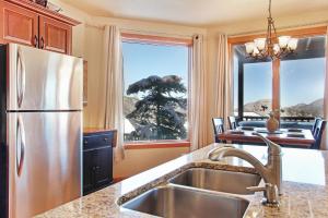 una cucina con frigorifero in acciaio inossidabile e finestra di Mount Cirrus 10B Condo a Estes Park