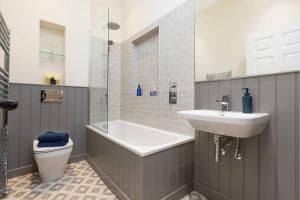 Ванна кімната в Luxury Renovated 1 Bed Nr St James - Super Central