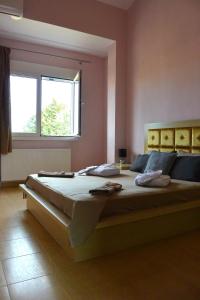 Villa Jullia & Rosa Vourvourou في فوروفورو: غرفة نوم بسرير كبير في غرفة