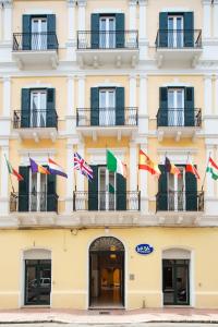 fachada de un edificio con banderas en los balcones en Isola Blu, en Taranto