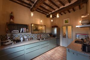 - une cuisine avec un évier et un comptoir dans l'établissement Casale Monticchio, à Marsciano