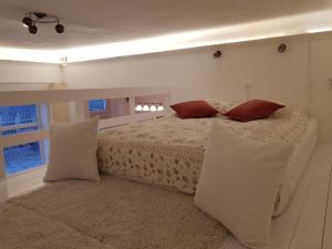 een slaapkamer met een bed met 2 kussens erop bij Brand New Garden Flat / Free Parking in Boedapest