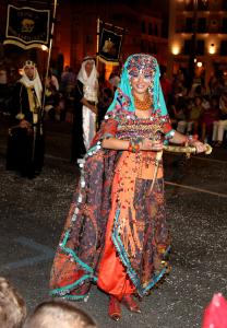 サン・ミゲル・デ・サリーナスにあるTORRENUEVAの通りを歩く服装の女