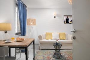 sala de estar con sofá y mesa en Villa Cissa Apartments by Irundo, en Rovinj