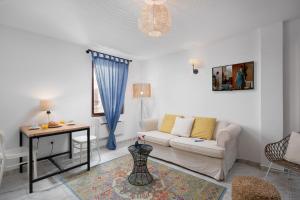 sala de estar con sofá y mesa en Villa Cissa Apartments by Irundo, en Rovinj