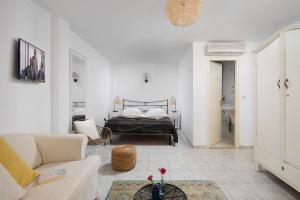 Sala de estar blanca con cama y sofá en Villa Cissa Apartments by Irundo, en Rovinj