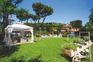 A garden outside Hotel La Locanda Dei Ciocca Még 33 kép