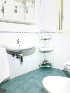A bathroom at Casa BELLAVISTA tra MARE e TERME