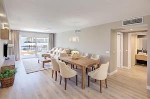 comedor y sala de estar con mesa y sillas en Fantastic Apartment Next To Guadalmina Golf Course In Marbella, en Marbella