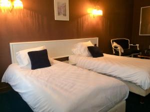 Voodi või voodid majutusasutuse Hotel De Clisson Saint Brieuc toas