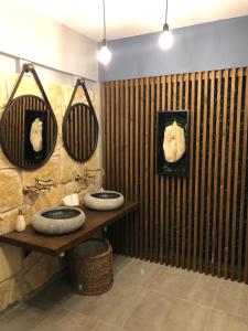 Ванная комната в Vrachia Beach Hotel & Suites - Adults Only