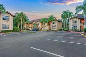 um parque de estacionamento em frente a um hotel em Alhambra Villas em Kissimmee