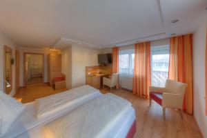 Rúm í herbergi á Hotel Leimer Bräu