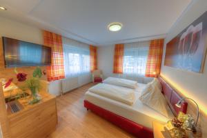 Rúm í herbergi á Hotel Leimer Bräu