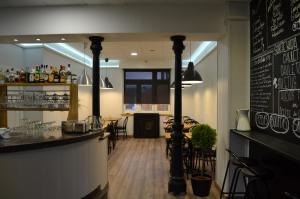 The lounge or bar area at Hostal Carlos V