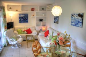 a living room with a couch and a table at Bungalows Los Melocotones in Maspalomas