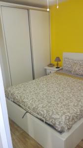 ラス・ガジェタスにあるmontaña amarillaの黄色い壁のドミトリールームのベッド1台分です。
