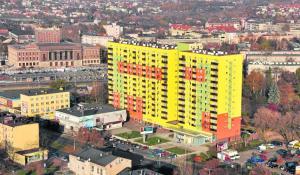 un edificio amarillo con la palabra comediante pintada en él en Look of Dreams - Apartament w Superjednostce, en Dąbrowa Górnicza