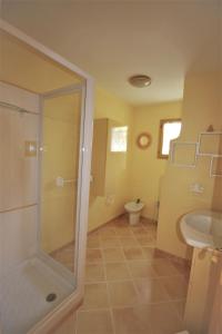 Et badeværelse på Residence U MELU GRAND T3 JAUNE à l'étage