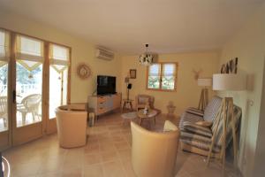 Et tv og/eller underholdning på Residence U MELU GRAND T3 JAUNE à l'étage