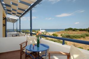 stół na balkonie z widokiem na ocean w obiekcie Kythera Golden Sun w mieście Agía Pelagía Kithira