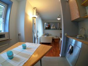 eine Küche mit einem Tisch mit zwei Tassen drauf in der Unterkunft Apartment Maritime in Bad Krozingen