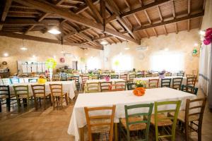 un gran salón de banquetes con mesas y sillas en Agriturismo Archelao, en Oristano
