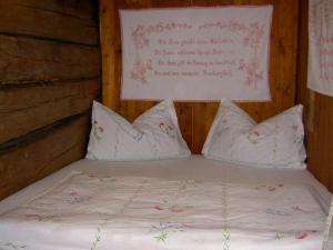 Tempat tidur dalam kamar di Schnaitstadl-Alm