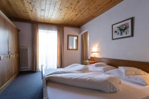 Łóżko lub łóżka w pokoju w obiekcie Pension Tirol