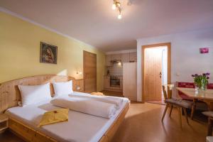 Letto o letti in una camera di Wanishof