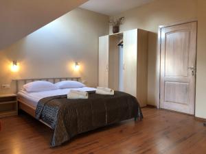 um quarto com uma cama com duas toalhas em Apartamentai Viktorija em Nida
