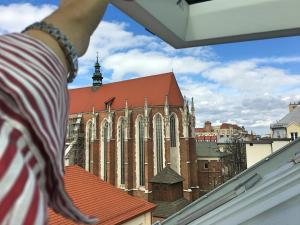 クラクフにあるKazimierz Penthouse with private terraceの教会窓外見者